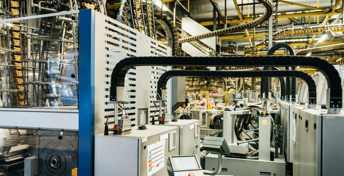 Zastosowanie wagi elektronicznej hakowej w magazynach – zalety i wady