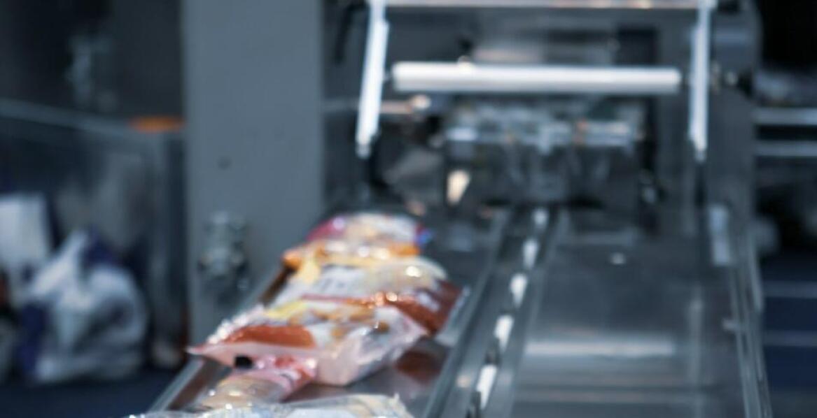 Porównanie ręcznych i automatycznych maszyn do pakowania próżniowego