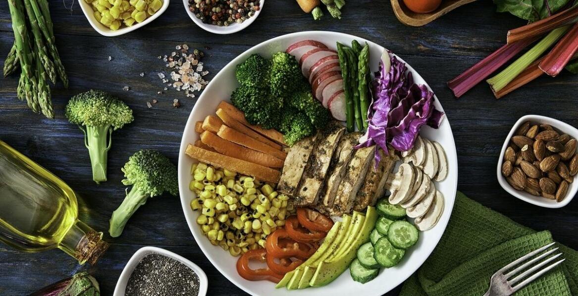 Wsparcie dietetyczne w domu opieki - jak dbać o zdrową dietę seniorów?