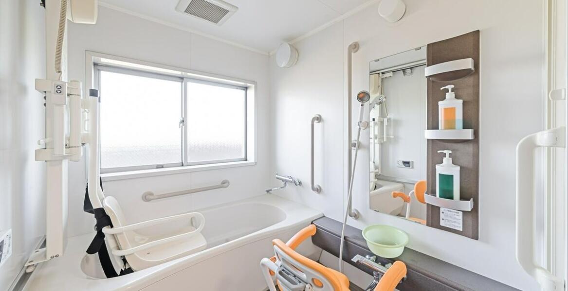 Innowacyjne rozwiązania w projektowaniu siedzisk wannowych – co nowego na rynku?