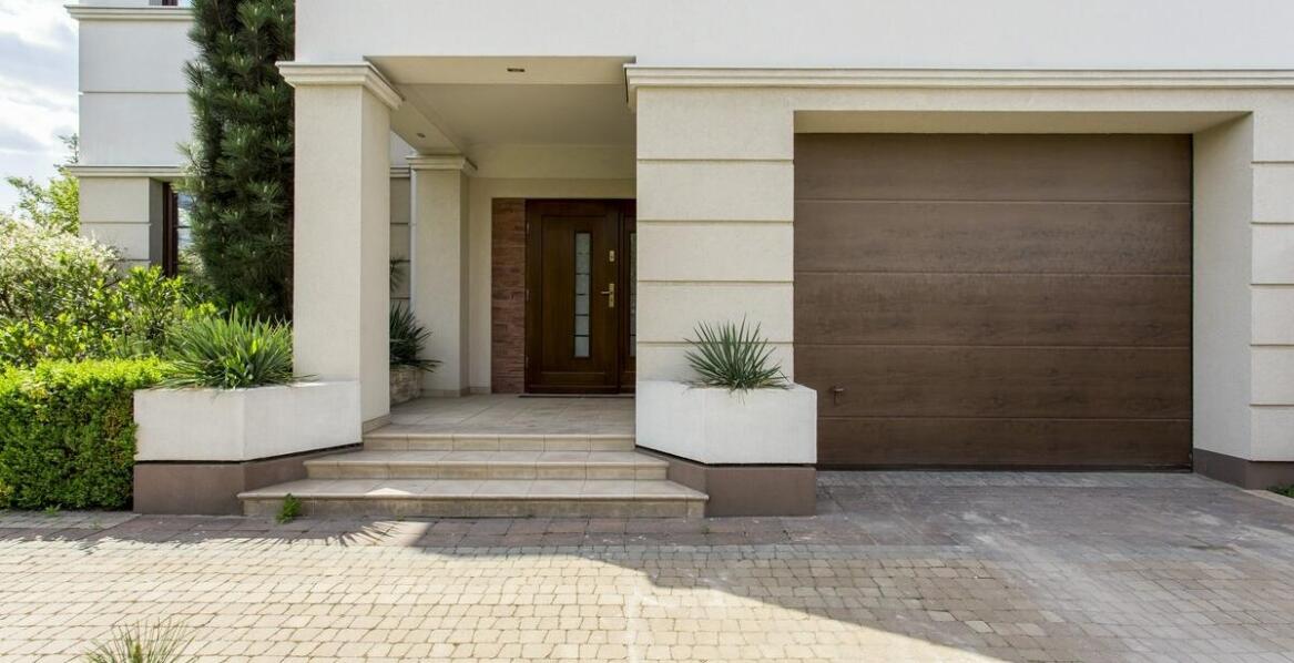 Dlaczego warto wybrać drzwi wejściowe białe do swojego domu?