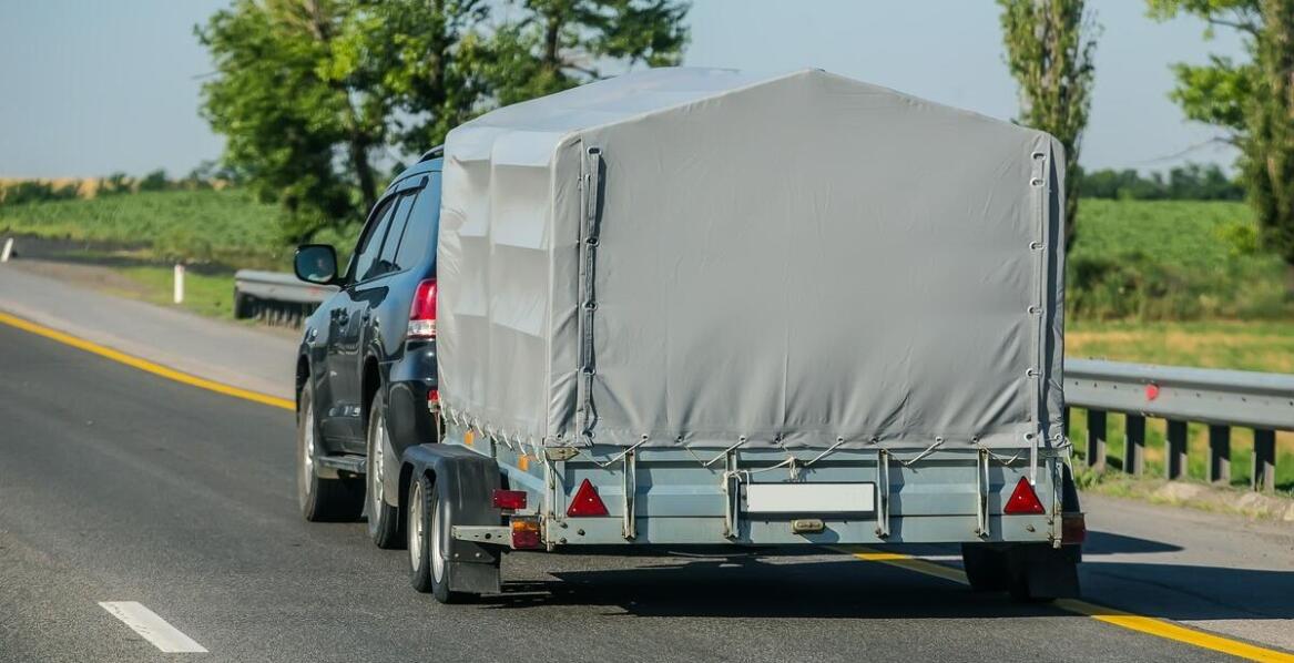Wynajem przyczep a bezpieczeństwo transportu – kluczowe zasady