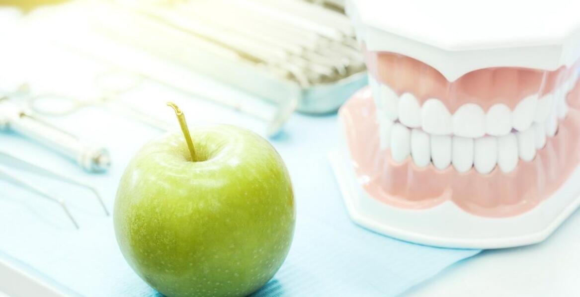 Jakie są wskazania do zabiegów chirurgicznych w przypadku problemów z dziąsłami?