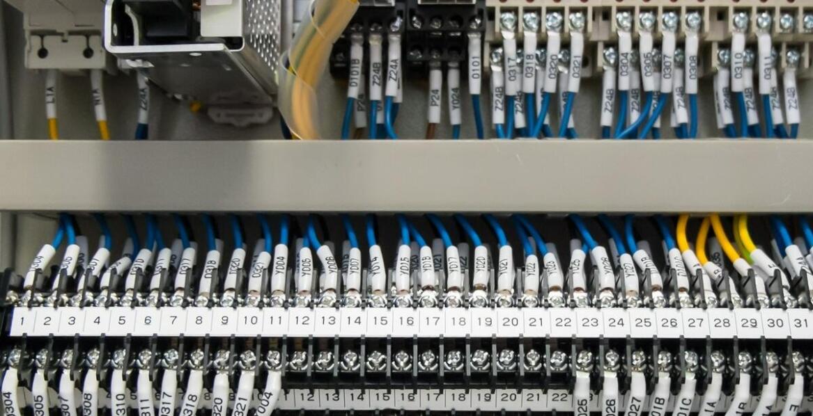 Zastosowanie łączników krańcowych w automatyzacji procesów przemysłowych