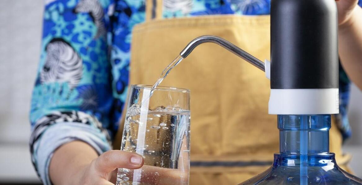 Dystrybutory do wody – jakie opcje filtracji oferują współczesne urządzenia?