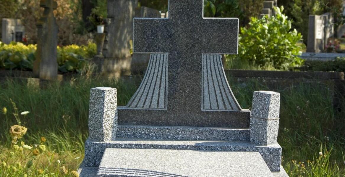 Zdjęcie w krysztale jako element dekoracyjny na pomniku: inspiracje i możliwości