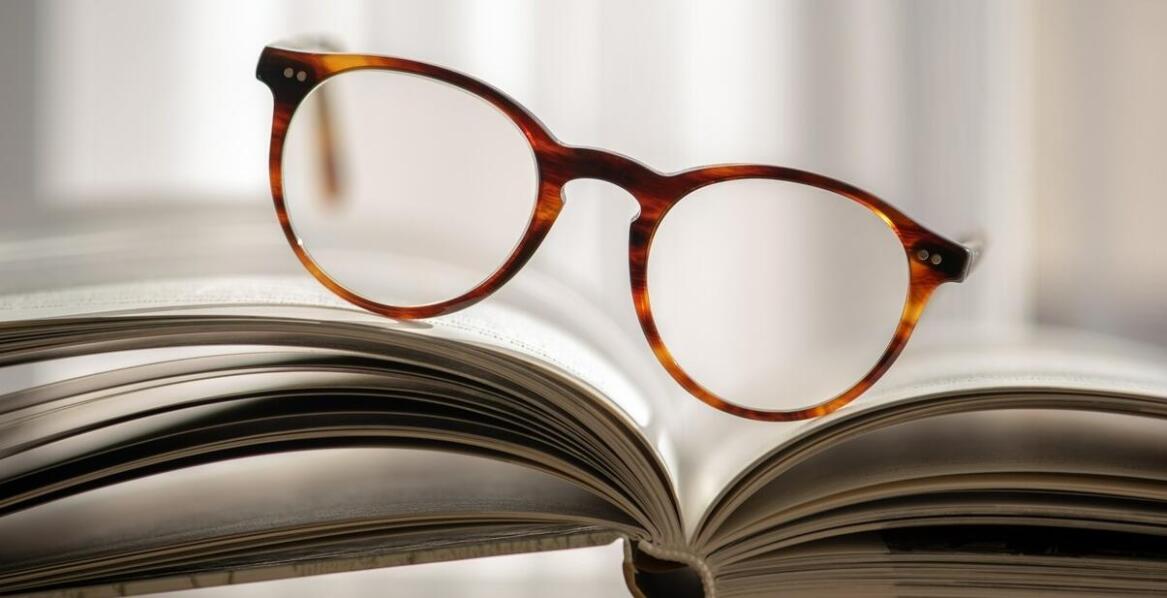 Różnorodność materiałów w okularach Emporio Armani męskich – co warto wiedzieć?