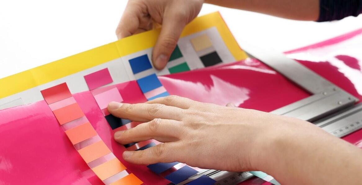 Jak nadruki na kubkach mogą wspierać promocję wydarzeń branżowych?