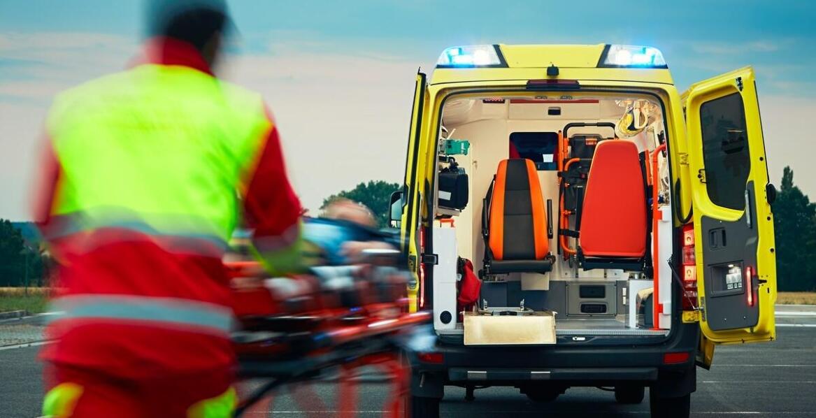 Jakie korzyści niesie stosowanie tac transportowych w transporcie sanitarnym?