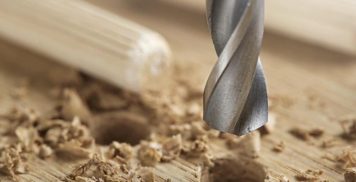 Zastosowanie profesjonalnych wierteł do metalu twardego w stolarstwie i budownictwie