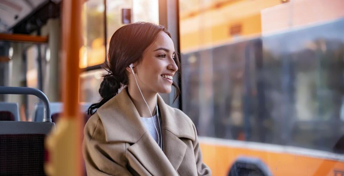 Jakie są różnice między ofertami pracy z i bez transportu gratis w Holandii?