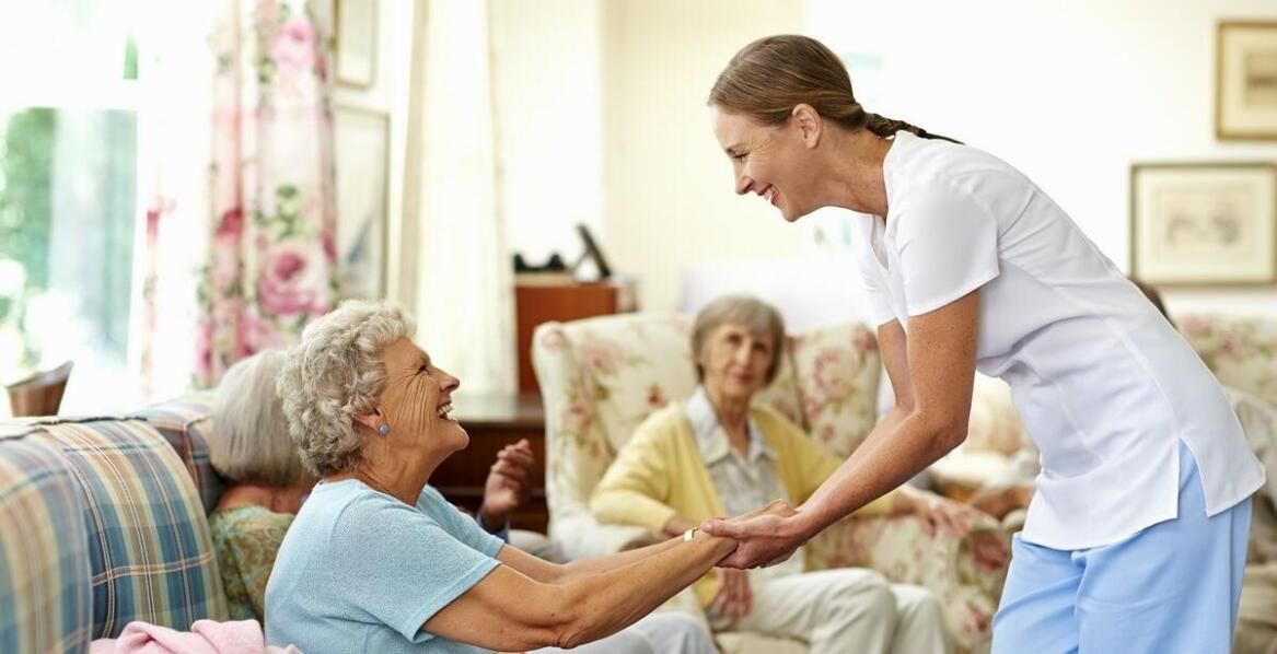 W jaki sposób prywatny dom opieki w Warszawie pomaga w adaptacji nowych mieszkańców?