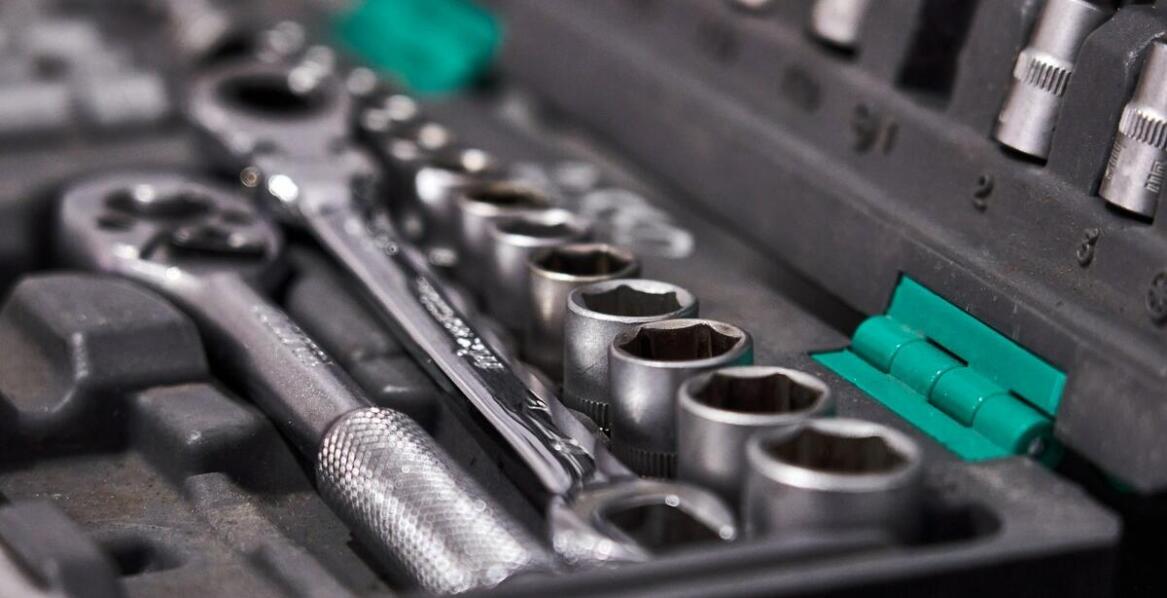 Jakie są najczęstsze błędy przy wyborze wózka mobilnego do firmy?