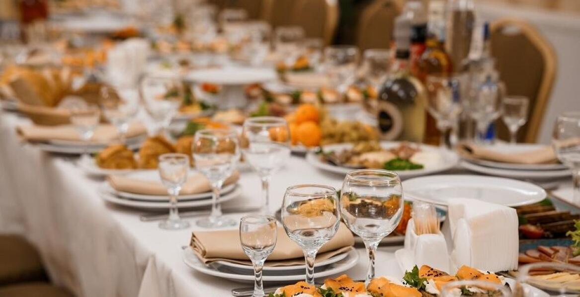 Catering sylwestrowy a bezpieczeństwo żywności – co warto wiedzieć?