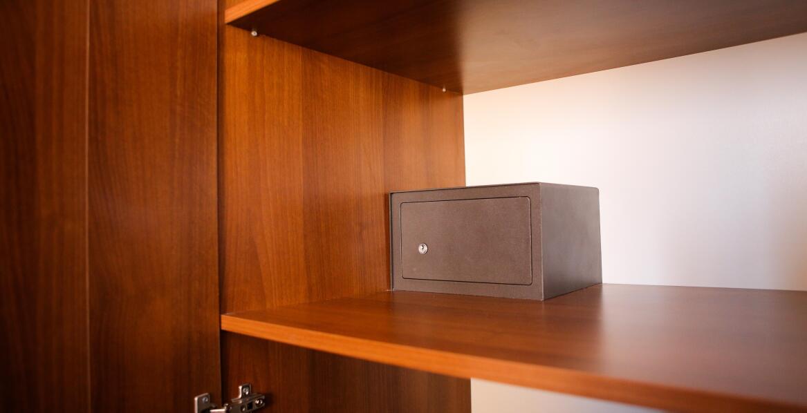 Jakie dodatkowe zabezpieczenia mogą mieć sejfy domowe na klucz?