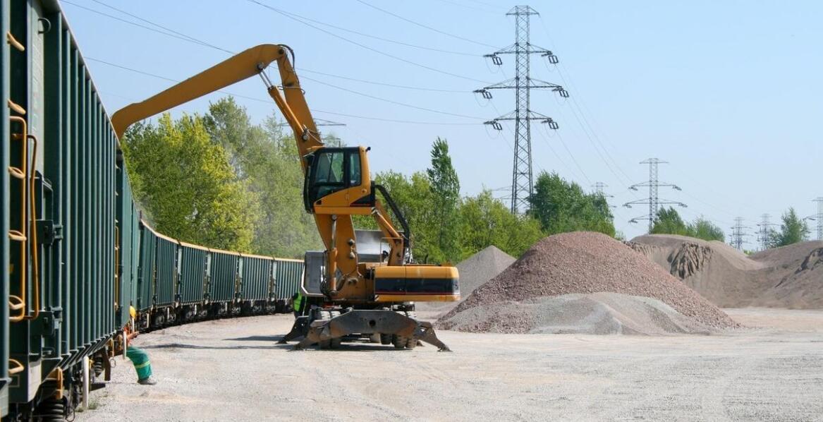 Jakie są wymagania dotyczące transportu i załadunku kontenerów budowlanych?