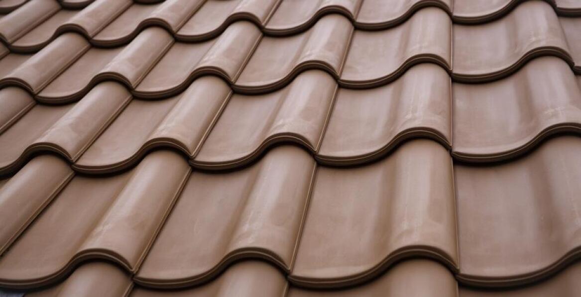 Jakie są możliwości aranżacyjne z dachówką ceramiczną?