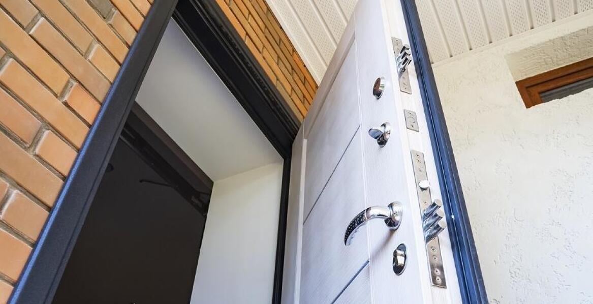Proces montażu drzwi zewnętrznych – dlaczego warto zaufać profesjonalistom?
