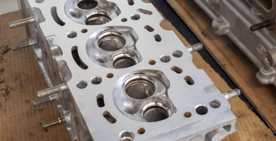 Jakie wyzwania stawia przed mechanikami proces regeneracji głowic?