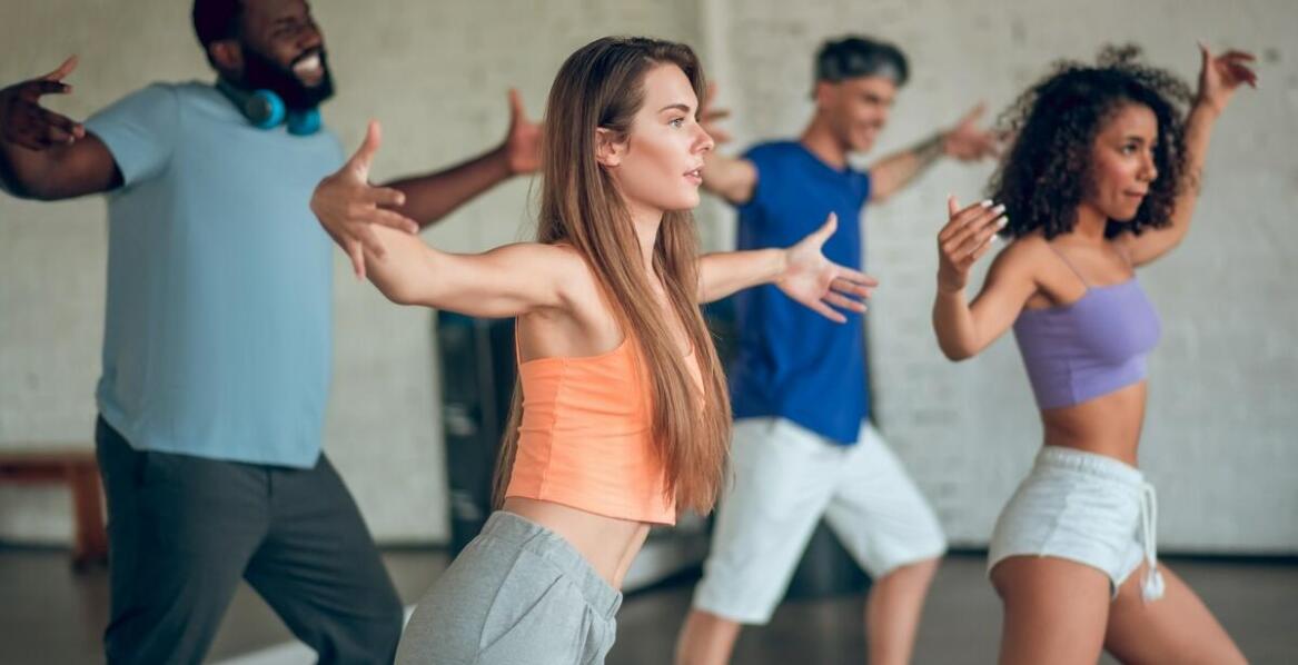 Porównanie ofert zajęć pole dance dla początkujących i zaawansowanych