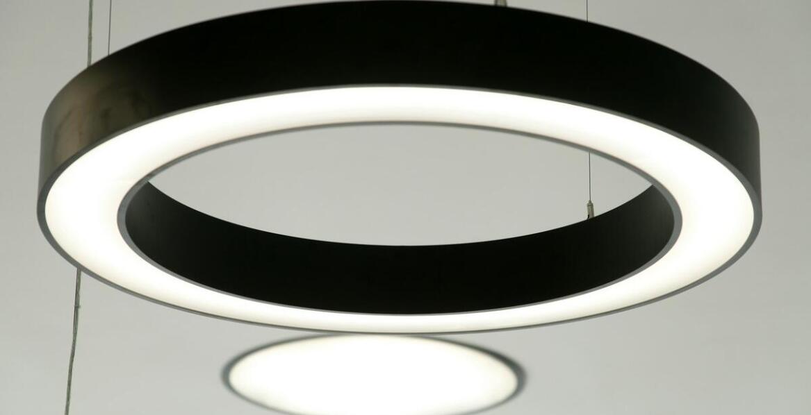 Nowoczesna lampa sufitowa w minimalistycznym wnętrzu – jak ją dopasować?