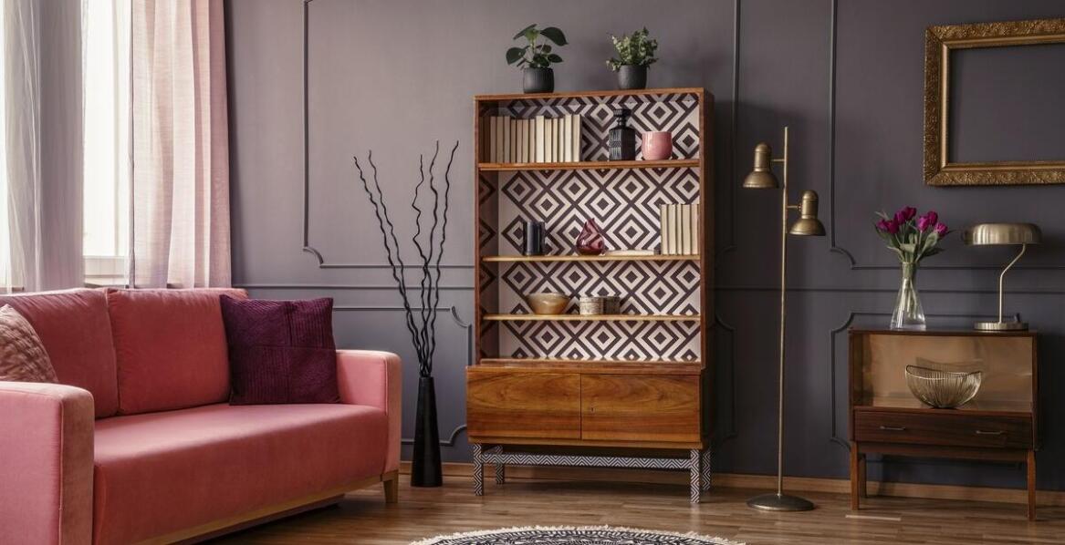 Egzotyczne rzeźbienia w wykończeniu półek kolonialnych