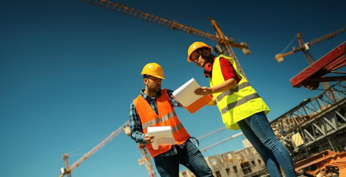 Jakie innowacje wprowadza generalny wykonawca w budowie hal produkcyjnych?