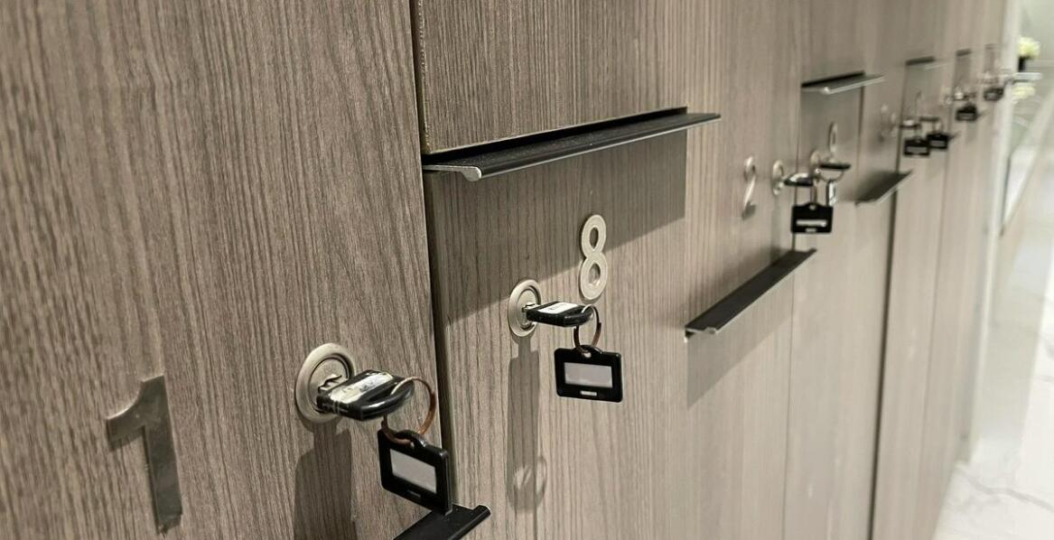 Welche Kleiderschränke sind für Umkleideräume ideal, um Komfort und Funktionalität zu gewährleisten?