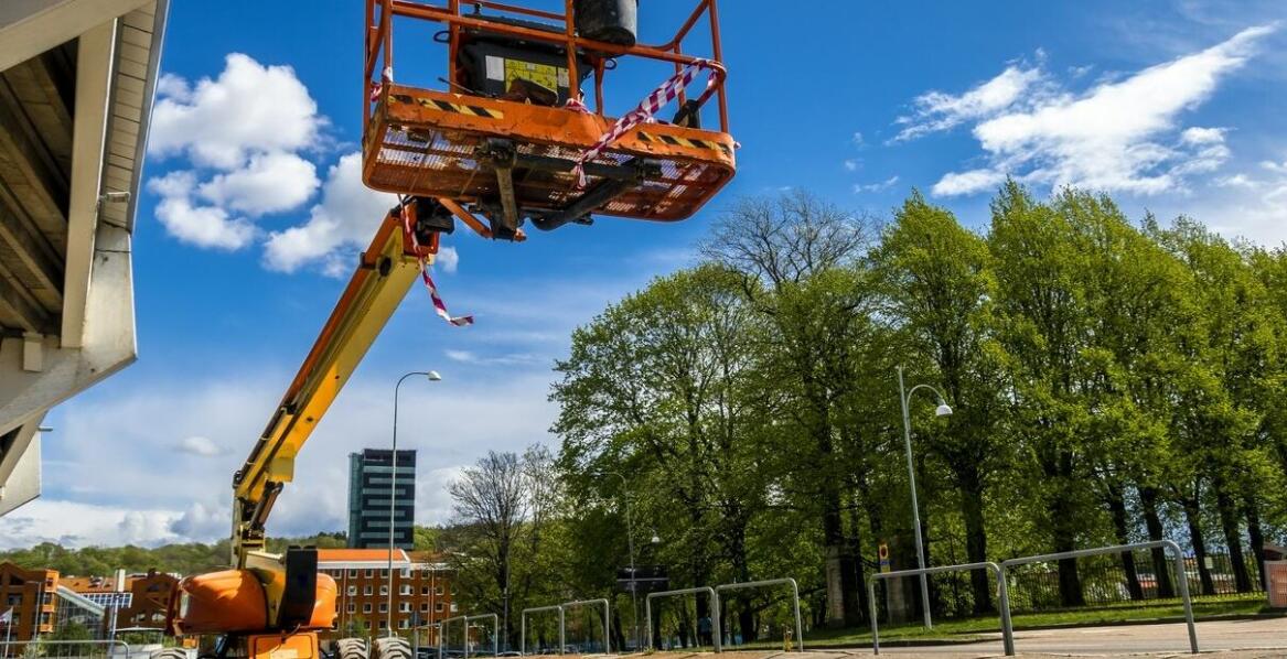 Wynajem lancy teleskopowej – idealne rozwiązanie dla trudno dostępnych miejsc