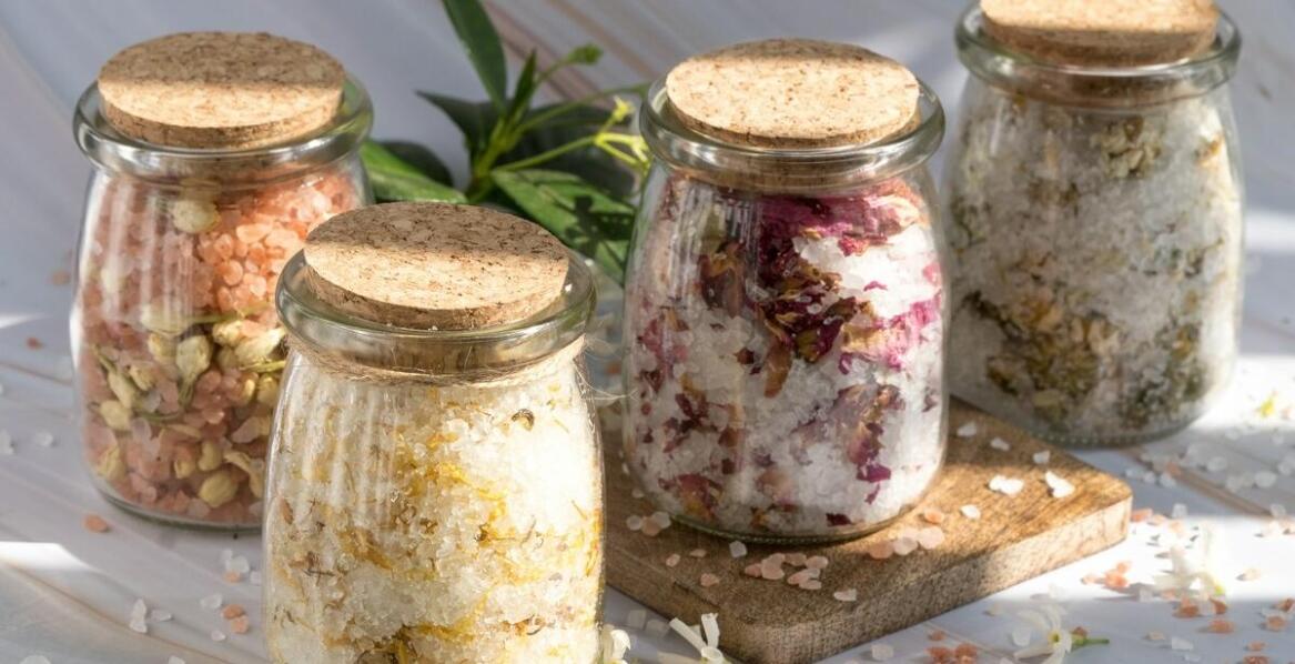 Szklane słoiki wielokrotnego użytku – dlaczego są lepsze od plastikowych?