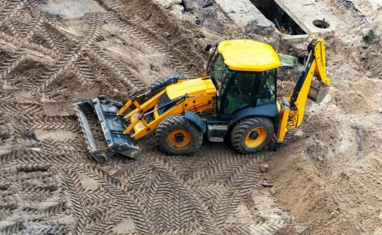 Jakie są najważniejsze korzyści z zastosowania nowoczesnych koparko-ładowarek w wykopach pod ławy fundamentowe?