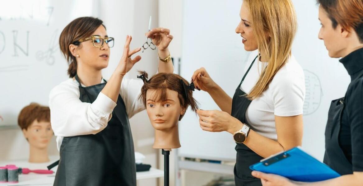Zastosowanie nowoczesnych technik strzyżenia na warszawskich kursach fryzjerstwa