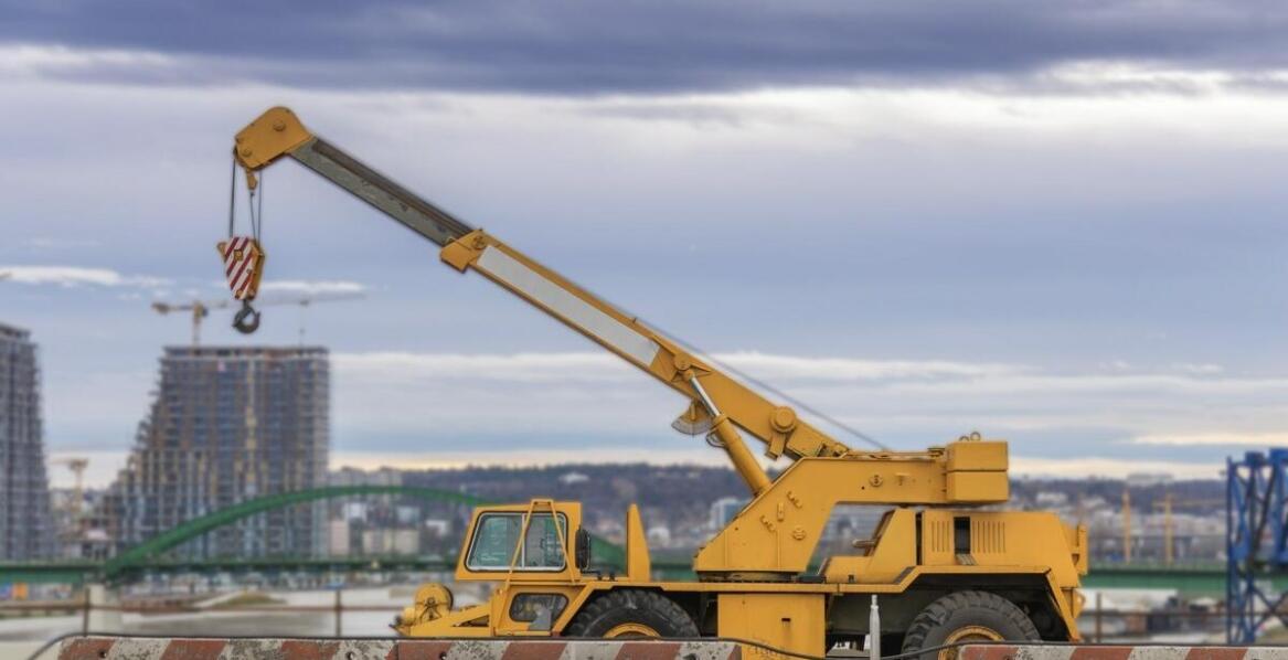 Jak dźwigi samojezdne przyspieszają montaż ciężkich maszyn?