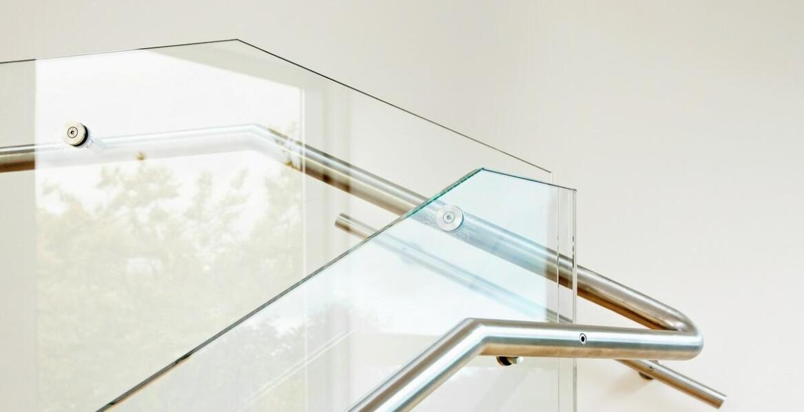 Balustrady szklane a przepuszczalność światła – jakie są zalety?