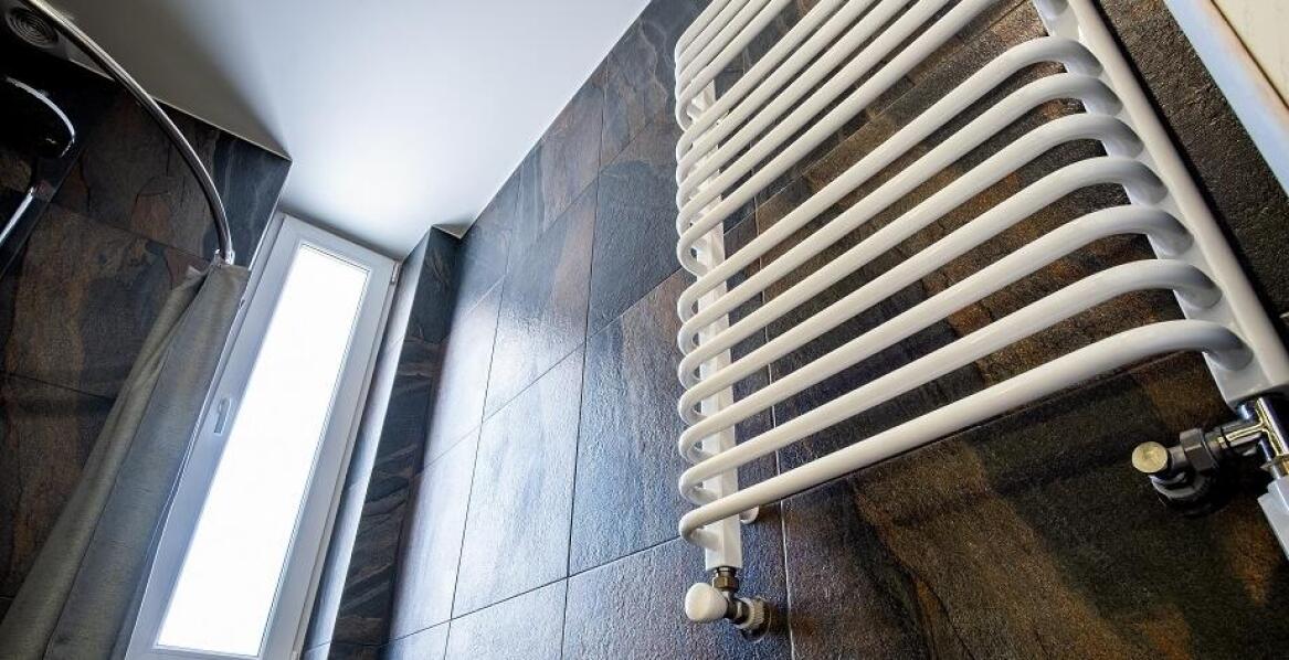 Porównanie różnych modeli grzejników łazienkowych drabinkowych