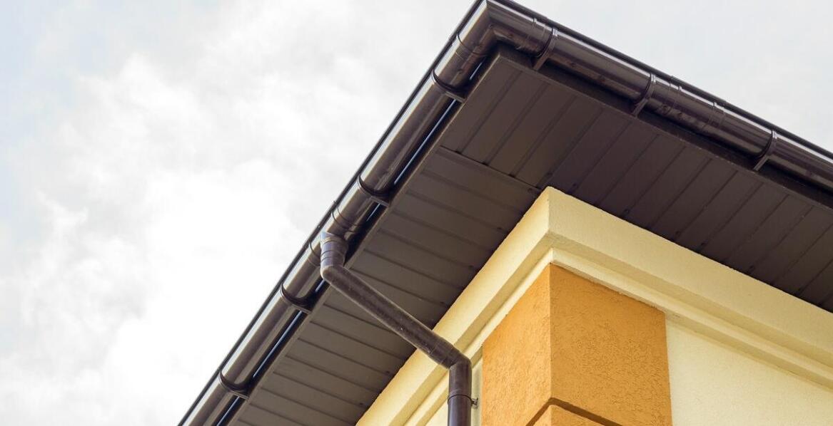 W jaki sposób obejma rynny spustowej może wpłynąć na koszty eksploatacyjne budynku?