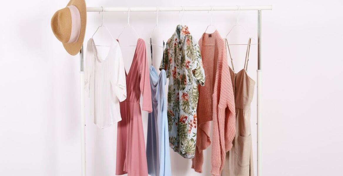 Modne sukienki w stylu slow fashion – dlaczego warto je wybrać?