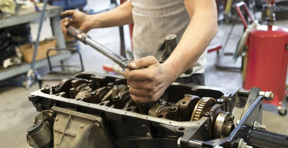 Zalety korzystania z usług specjalistów w naprawie silników wysokoprężnych