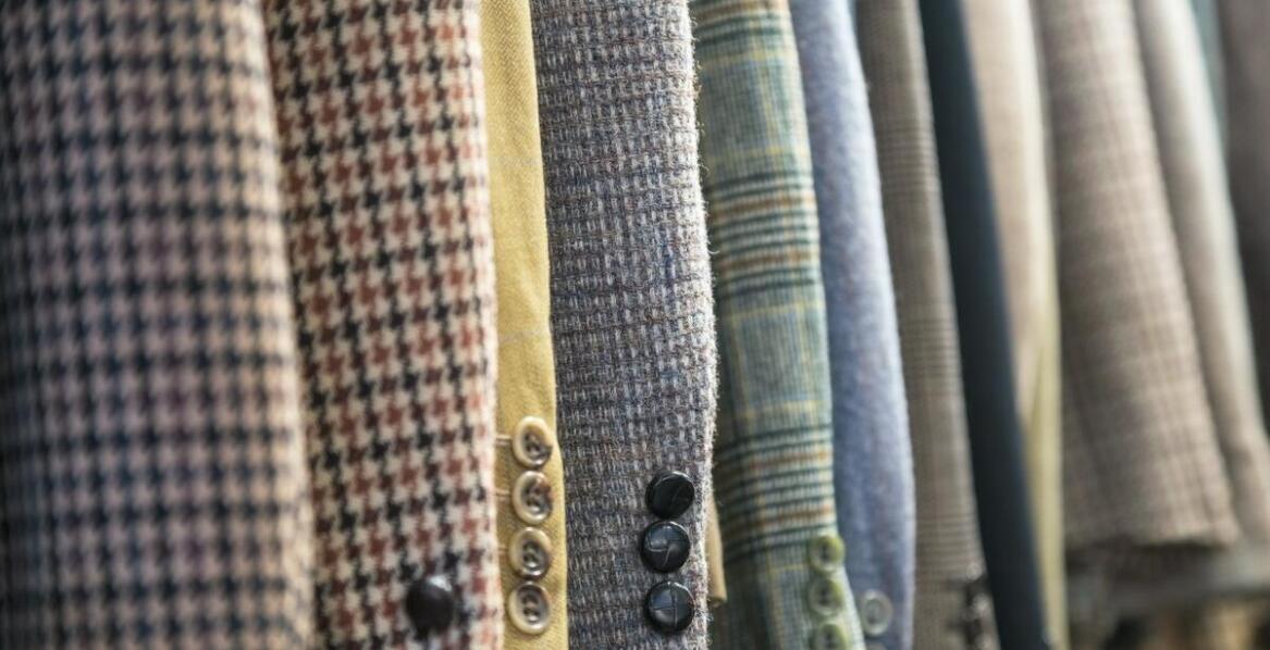 Modne wzory i printy na żakietach – co jest teraz na topie?