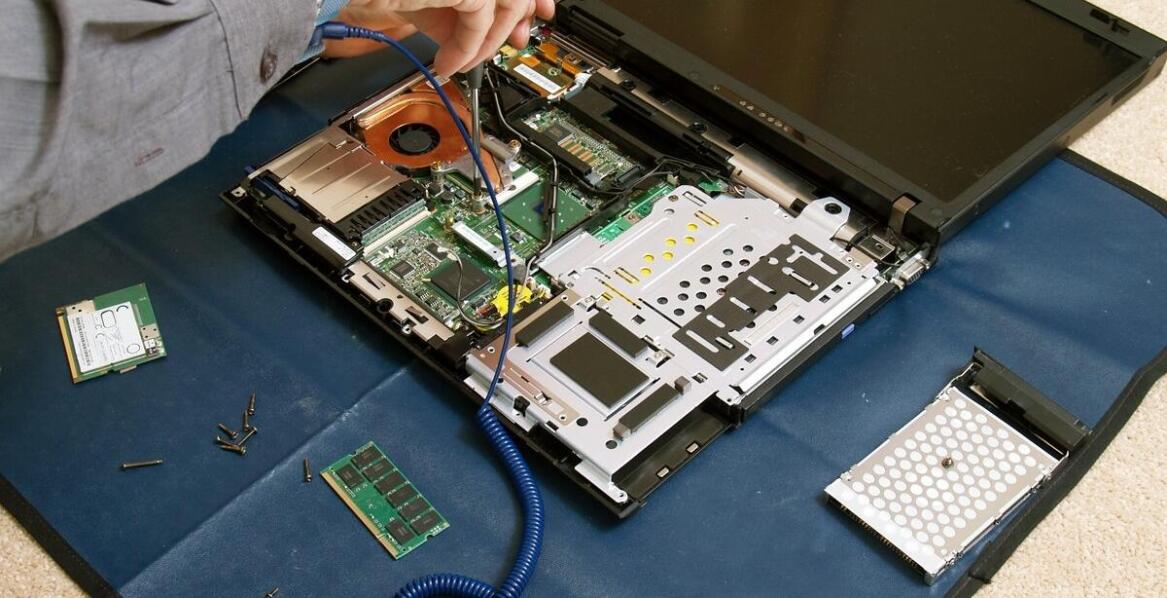 Przywracanie funkcjonalności laptopa po uszkodzeniu – jak pomaga serwis w Myszkowie?