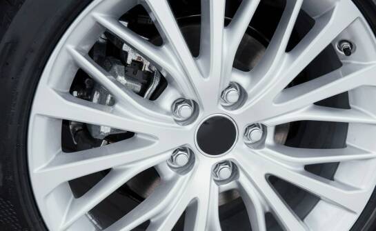 Dlaczego warto zainwestować w felgi aluminiowe bmw z certyfikatem TUV?