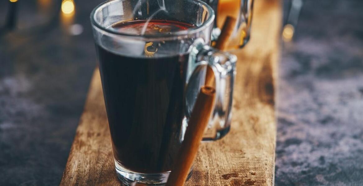 Kawa z cynamonem – jak jej smak komponuje się z innymi przyprawami?