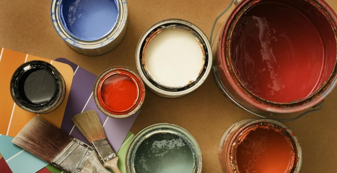 Farby na beton – czym różnią się produkty do zastosowań przemysłowych i domowych?