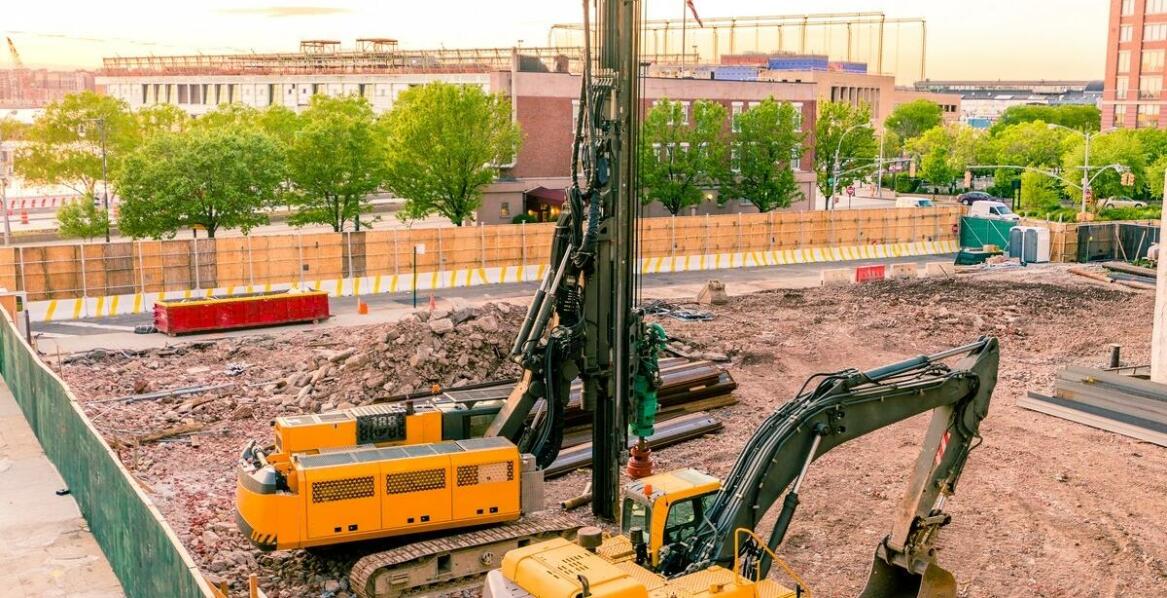 Jakie są kluczowe etapy realizacji zabezpieczeń wykopów przy użyciu ścianek berlińskich?