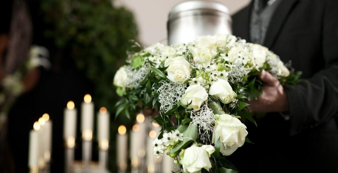 Jak zadbać o godny przebieg ceremonii pogrzebowej? Wskazówki dla rodzin
