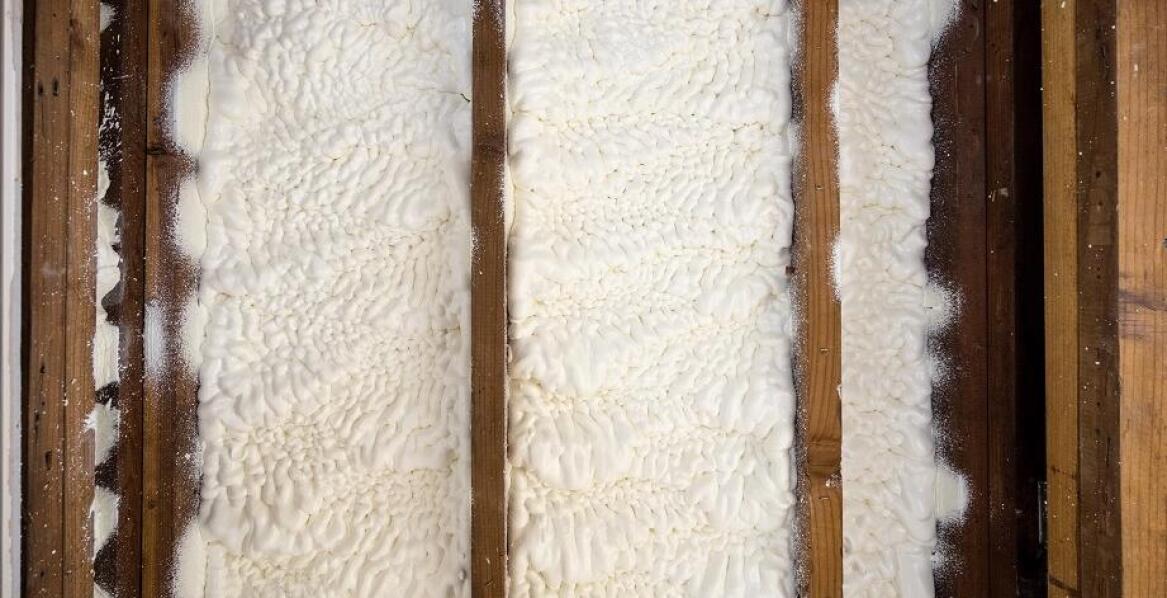 Porównanie efektywności energetycznej pianki PUR zamkniętokomórkowej z innymi materiałami