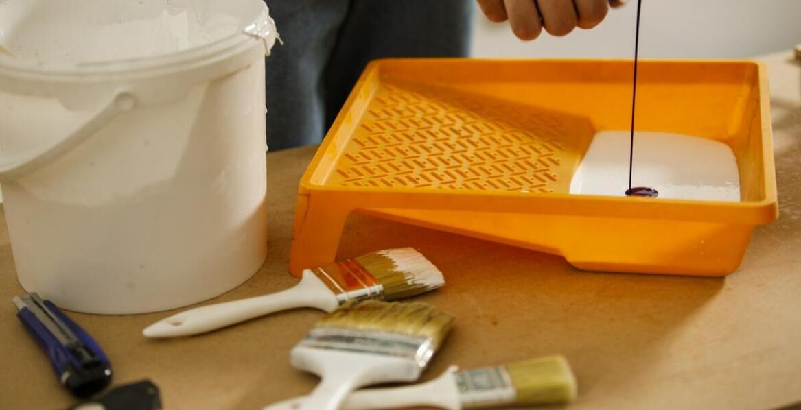 Porównanie technik malowania elewacji – co wybrać dla swojego budynku?