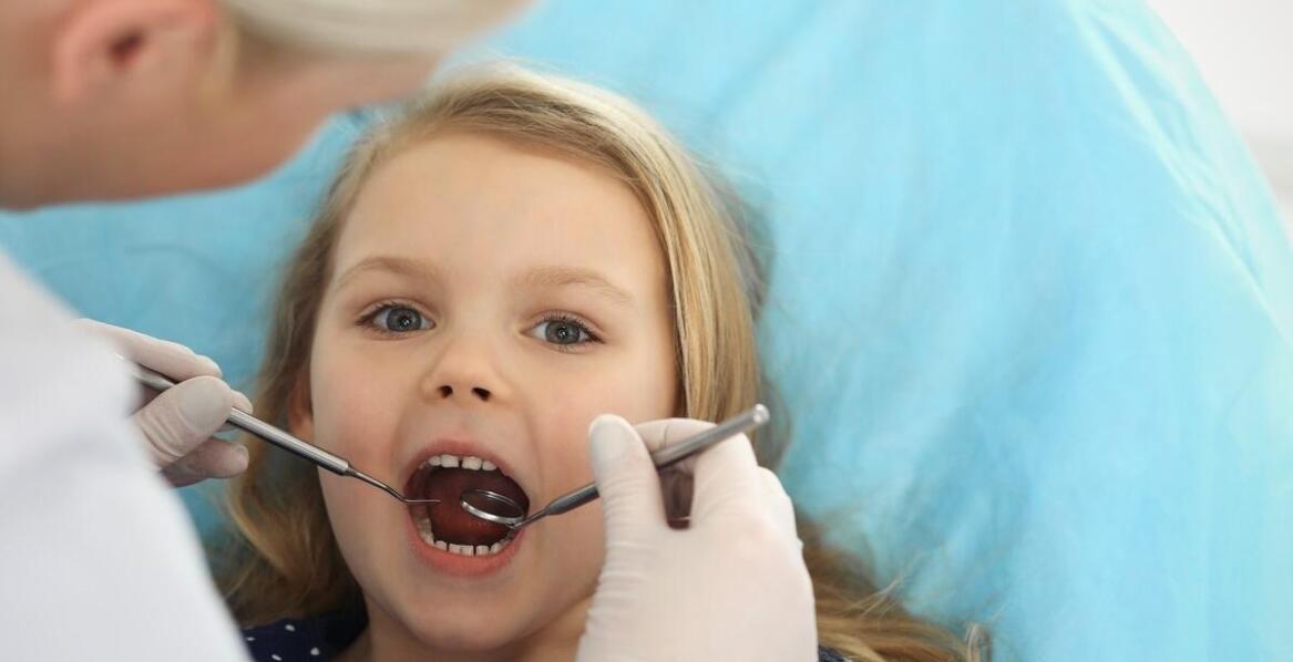 Jakie są wyzwania związane z leczeniem zębów mlecznych i jak radzi sobie z nimi dentysta dziecięcy?