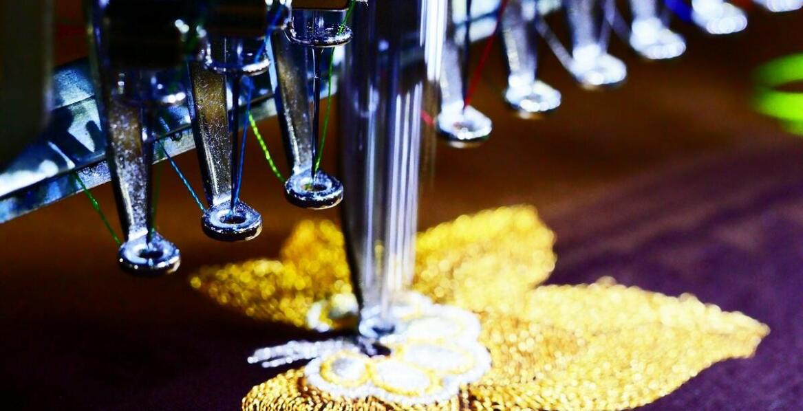 Jakie techniki haftu stosowane są w produkcji sztandarów szkolnych?