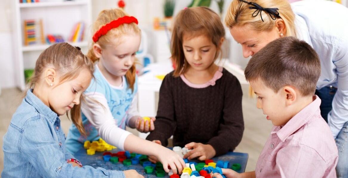 Jakie umiejętności społeczne rozwijają się podczas zabaw konstrukcyjnych?